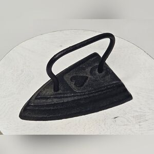 Vintage Small Cast Iron Sad Iron with Heart Design [ Read Details ]